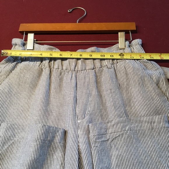 Woman’s pin stripe ankle pants - Picture 3 of 5